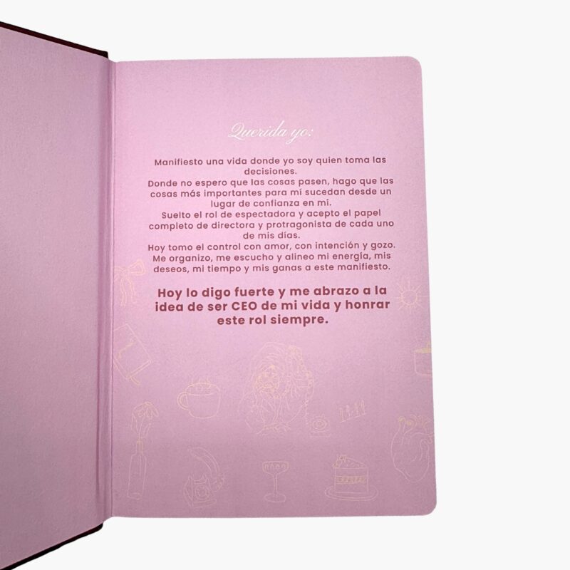 Página interior de libreta con manifiesto sobre liderazgo personal, fondo rosa y tipografía en blanco y rosa metálico.