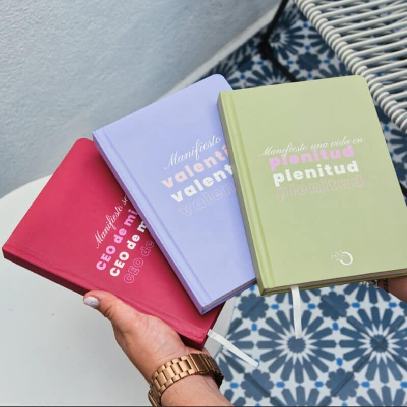Libretas 2026 de colección en colores rojo, morado y verde, modelos CEO, Valentía y Plenitud, mostradas en mesa.