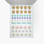 Hojas de stickers con frases como actitud positiva, hoy es un buen día, break, y estrellas de colores del libro Me quiero un chingo de OREM.