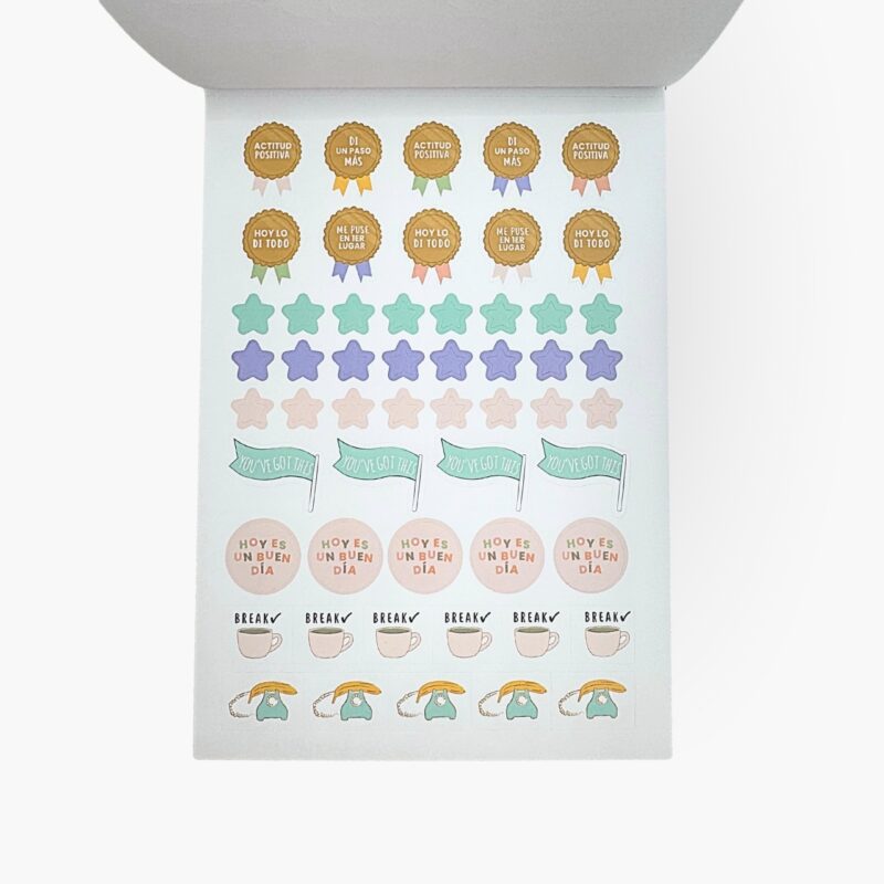 Hojas de stickers con frases como actitud positiva, hoy es un buen día, break, y estrellas de colores del libro Me quiero un chingo de OREM.