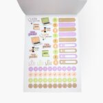 Stickers con recordatorios de citas, proyectos importantes, frases como ¡Yo puedo! y CEO Queen en colores pastel del libro Me quiero un chingo.