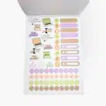 Stickers con recordatorios de citas, proyectos importantes, frases como ¡Yo puedo! y CEO Queen en colores pastel del libro Me quiero un chingo.