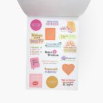 Stickers con frases motivacionales y divertidas como Busy Woman, You are so golden, Gorgeous Girls Planifest y referencias pop del libro Me quiero un chingo.
