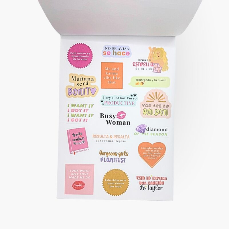 Stickers con frases motivacionales y divertidas como Busy Woman, You are so golden, Gorgeous Girls Planifest y referencias pop del libro Me quiero un chingo.