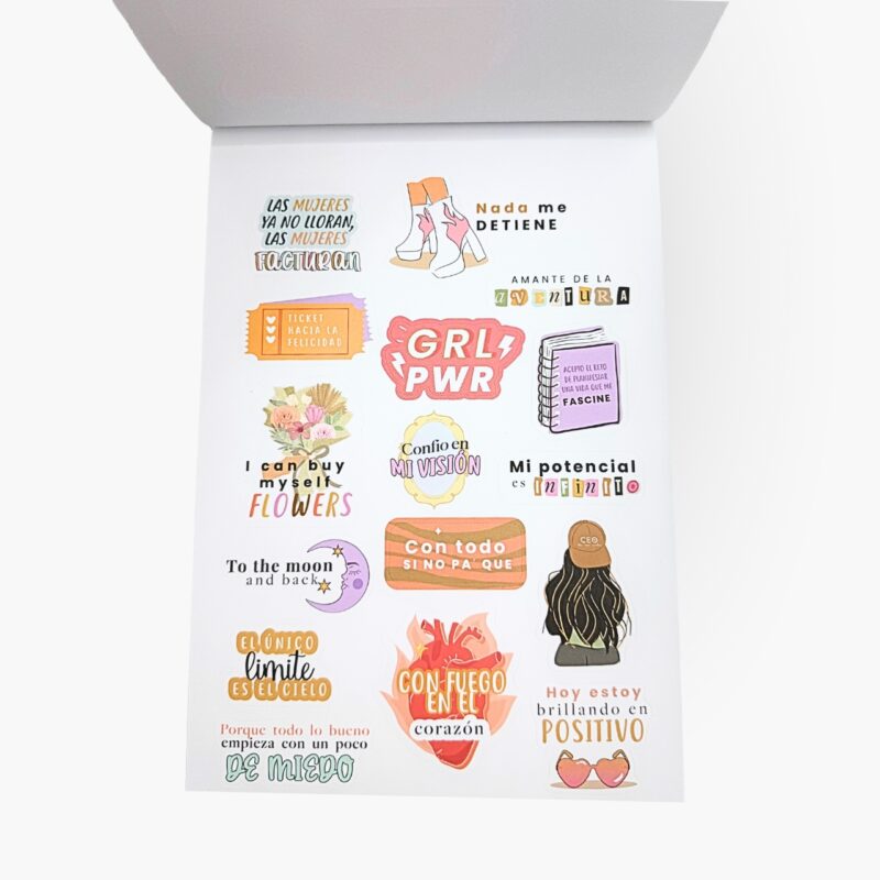 Stickers con frases de empoderamiento femenino como GRL PWR, confío en mi visión, con fuego en el corazón y el único límite es el cielo del libro Me quiero un chingo.
