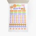 Hojas de stickers con recordatorios como To Do, prioridad, imposible olvidar, día especial e íconos de compras, ejercicio y finanzas del libro Me quiero un chingo.