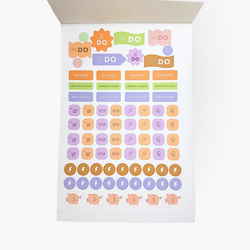Hojas de stickers con recordatorios como To Do, prioridad, imposible olvidar, día especial e íconos de compras, ejercicio y finanzas del libro Me quiero un chingo.