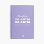 Libreta color morado con la frase "Manifiesto valentía" en tipografía moderna y elegante.