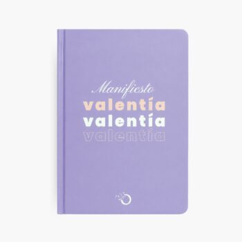 Libreta color morado con la frase "Manifiesto valentía" en tipografía moderna y elegante.