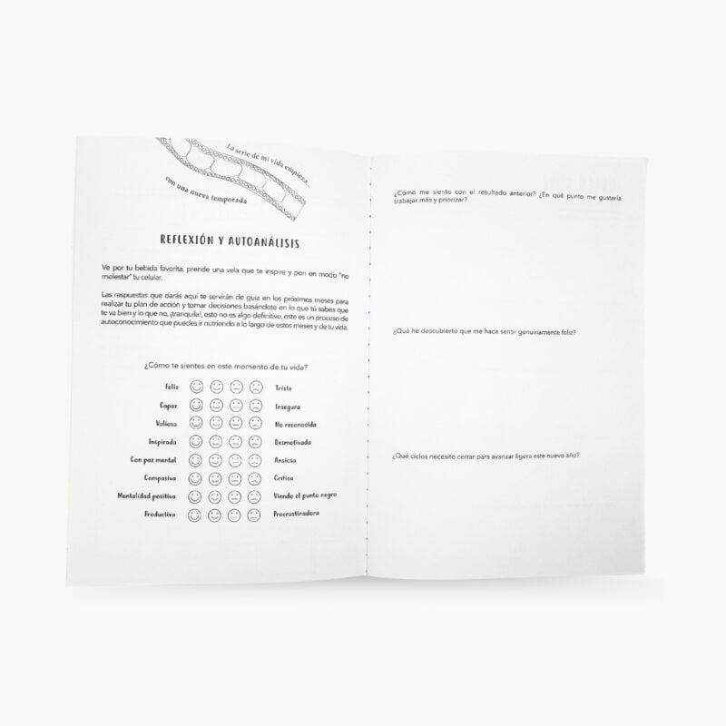 Páginas del libro “Todo inicia contigo” con ejercicios de reflexión y autoanálisis para conectar contigo y tus emociones.