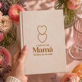 Cartas de Mamá diario guiado para mamá sostenido en mano entre flores regalo especial para mamá
