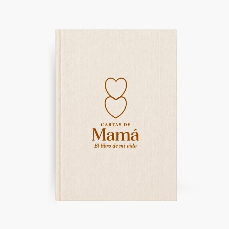 Cartas de Mamá diario guiado para mamá sostenido en mano entre flores regalo especial para mamá