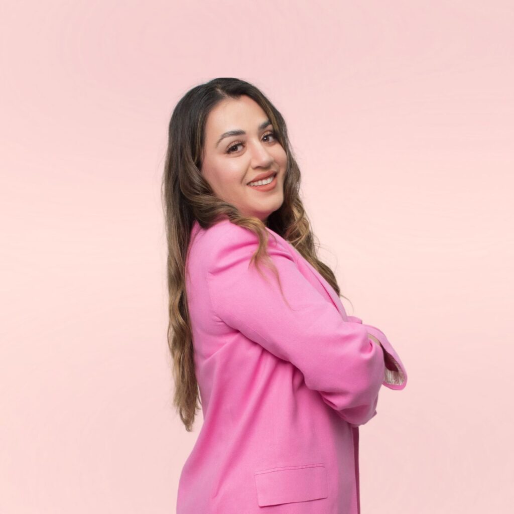 Ceci Sanmer fundadora de la marca OREM, en fondo rosa