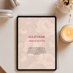 Diario de gratitud ELIGIÉNDOME digital en tablet sobre un escritorio con vela y accesorios