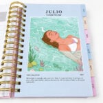 agenda Planifesting 2027 separador Julio "Cuidar mi paz", ilustración de mujer flotando en el agua