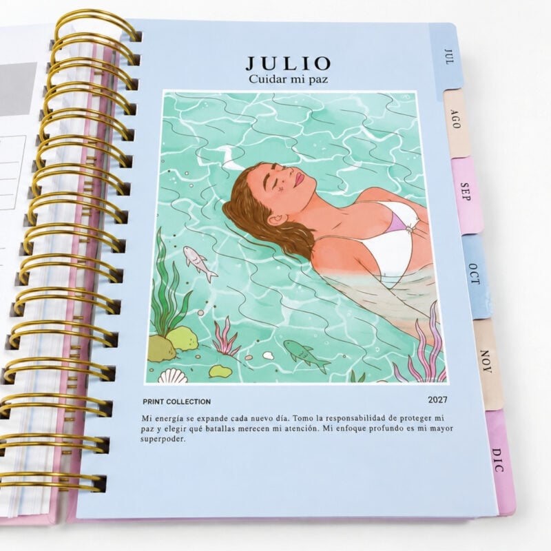 agenda Planifesting 2027 separador Julio "Cuidar mi paz", ilustración de mujer flotando en el agua