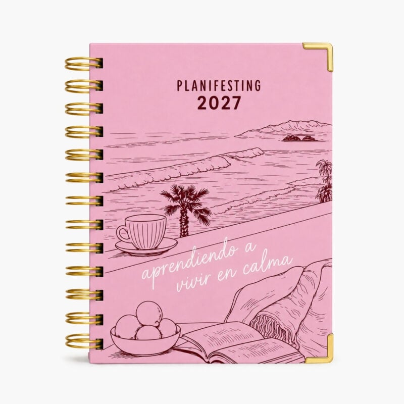 agenda_rosa27-WEB (2) agenda de pasta dura Planifesting 2027 rosa "aprendiendo a vivir en calma", portada con costa, taza y palmeras