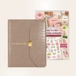 Agenda carpeta 2027 beige Planifesting con broche dorado y libro de stickers Diseñando mi vida soñada