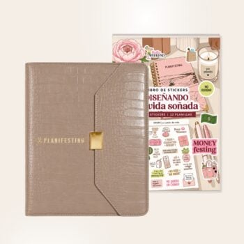 Agenda carpeta 2027 beige Planifesting con broche dorado y libro de stickers Diseñando mi vida soñada