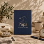 Cartas de Papá, diario para papá de OREM, portada azul marino sobre mesa con café, sellos, pluma y fotografías