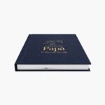 Libro Cartas de Papá cerrado y de canto, portada azul en tela con grosor de páginas y foil dorado