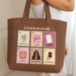 Mujer cargando el tote bag de tela café "La lotería de mi vida" de OREM al hombro