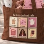 ote bag de tela café "La lotería de mi vida" con agenda Planifesting, velita y bufanda dentro