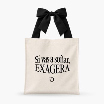 Tote bag de tela natural "Si vas a soñar, exagera" con asa de moño negro de OREM