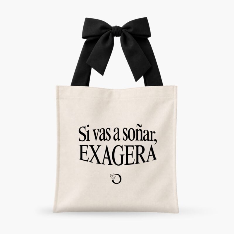 Tote bag de tela natural "Si vas a soñar, exagera" con asa de moño negro de OREM