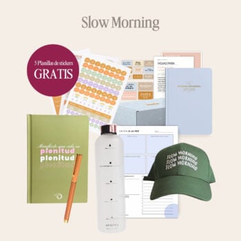 Kit Slow Morning de OREM: libreta verde Plenitud, pluma naranja, botella de agua de 1 L, bloc Un día a la vez, gorra verde Slow Morning, kit vision board y planillas de stickers